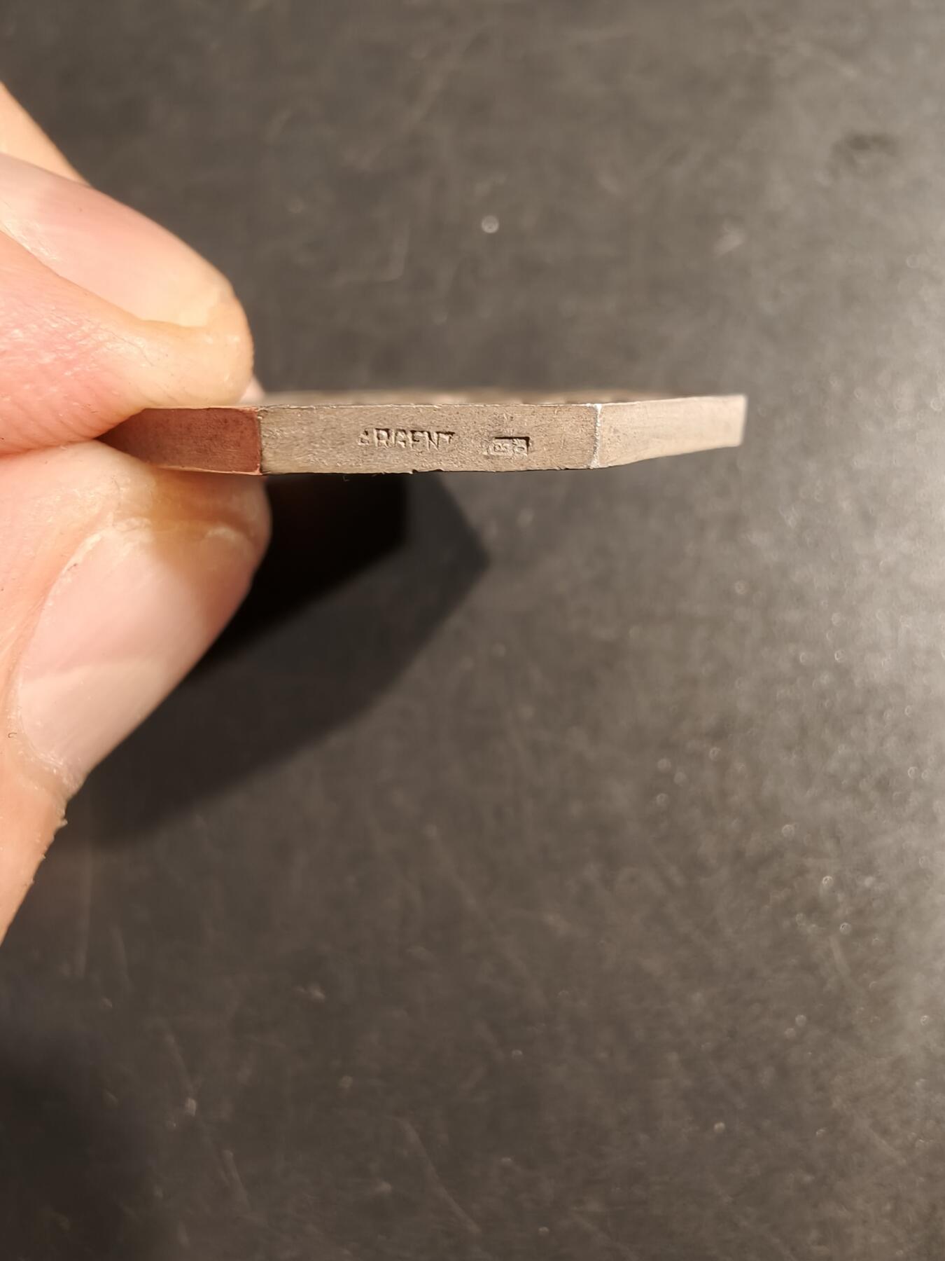 老王徽章第152期 法国马球协会八角银章     950银     直径27mm.    重量12.2g