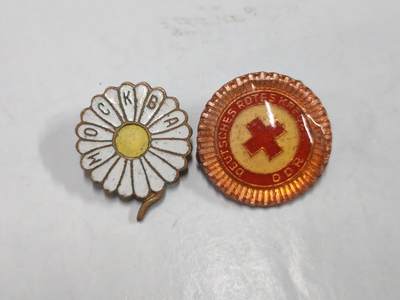 韵星假日拍卖第二十六期 -- Rimey Holidays Auction 26 - 民主德国红十字会证章与莫斯科市花徽章一组