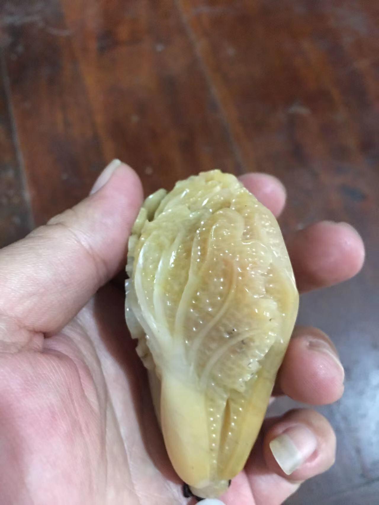 老寿山石白菜手把件，石质好，雕刻漂亮，品相完美，适合佩戴和把玩，见图示