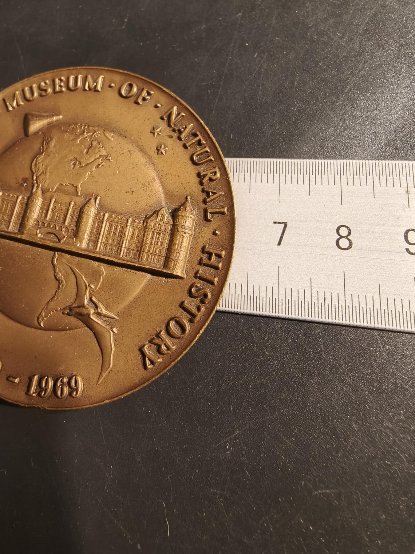 老王徽章第152期 美国自然历史博物馆百年大铜章    直径63mm.   重量113.8g