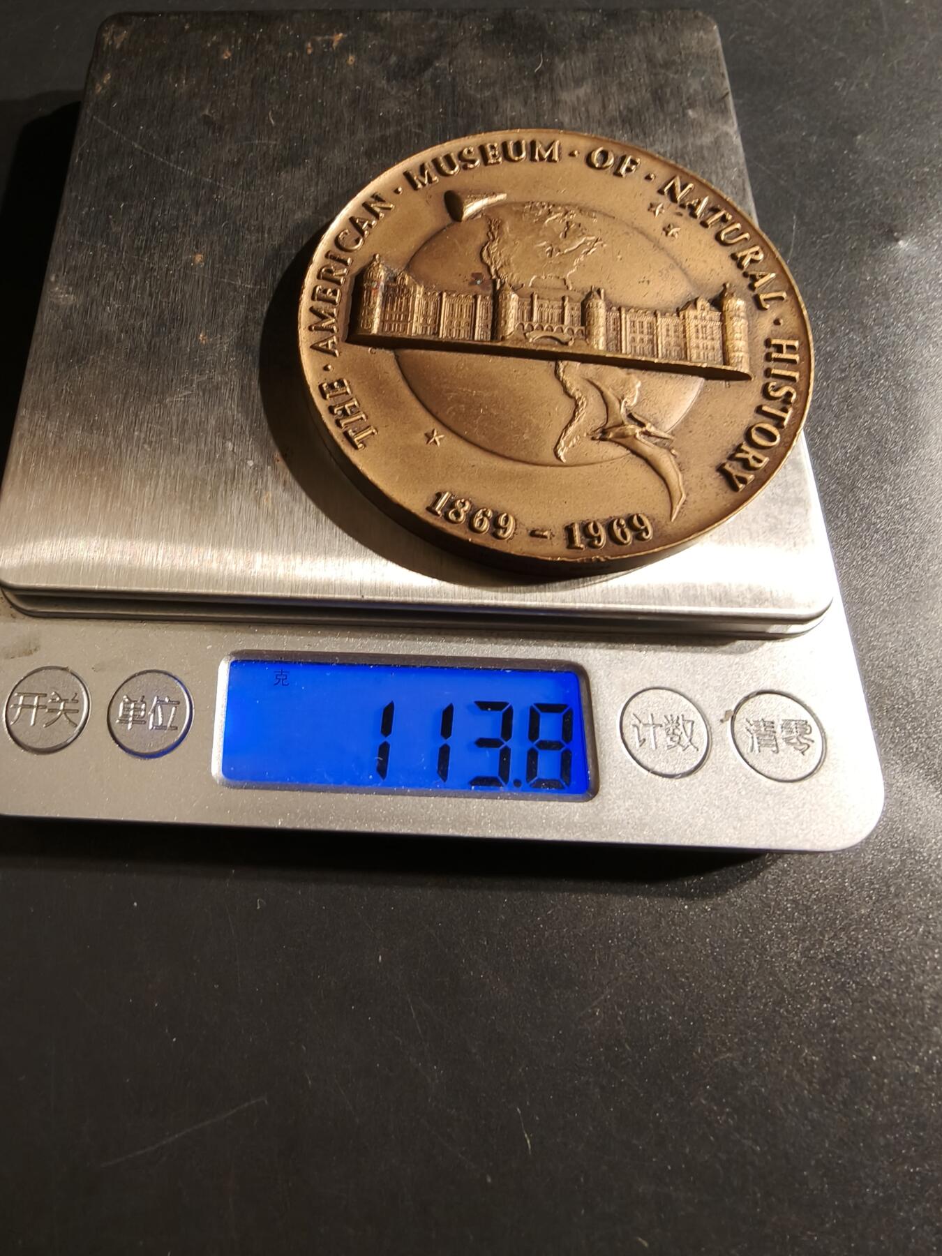 老王徽章第152期 美国自然历史博物馆百年大铜章    直径63mm.   重量113.8g