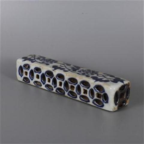 杂相（2） 青花缠枝纹镂空镇纸21.5*4