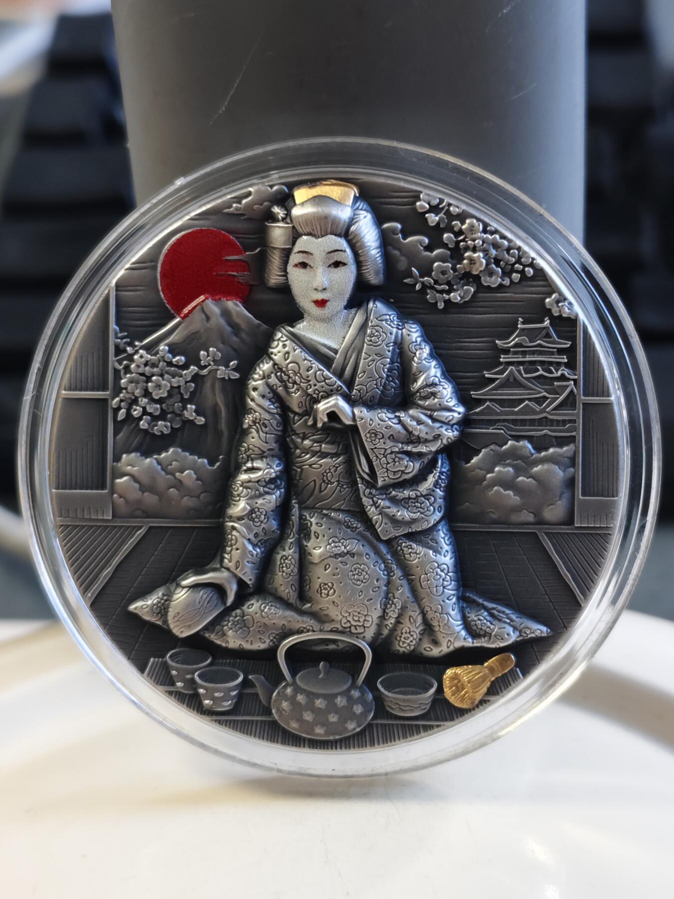 第177期拍卖【长期征集拍品】 纽埃2019年日本文化系列(1)-艺伎茶艺 2盎司超高浮雕仿古镀金彩色银币. 999银，发行500枚