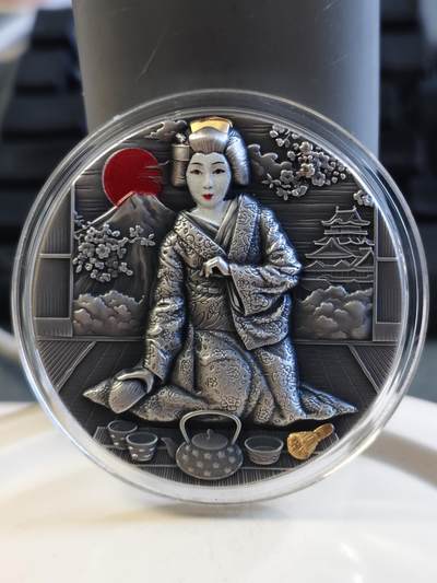 第177期拍卖【长期征集拍品】 - 纽埃2019年日本文化系列(1)-艺伎茶艺 2盎司超高浮雕仿古镀金彩色银币. 999银，发行500枚