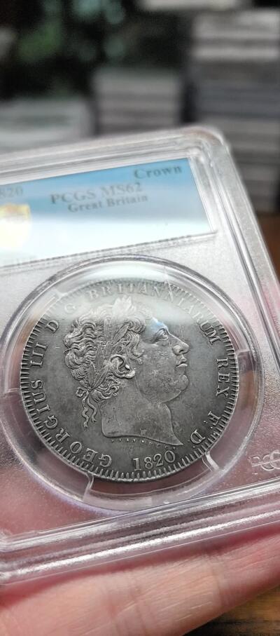 凡希社世界钱币微拍月度大拍（2025/09） 荐！1820英国乔三马剑大银PCGS-MS62，key date！英国铸币大革新后铸造的首版克朗，是所有年版中最稀有的一个版本，深度灰彩，侧光下泛出漂亮的钴蓝光泽，细节出色，高品马剑无疑拥有极高的投资价值。（附视频）