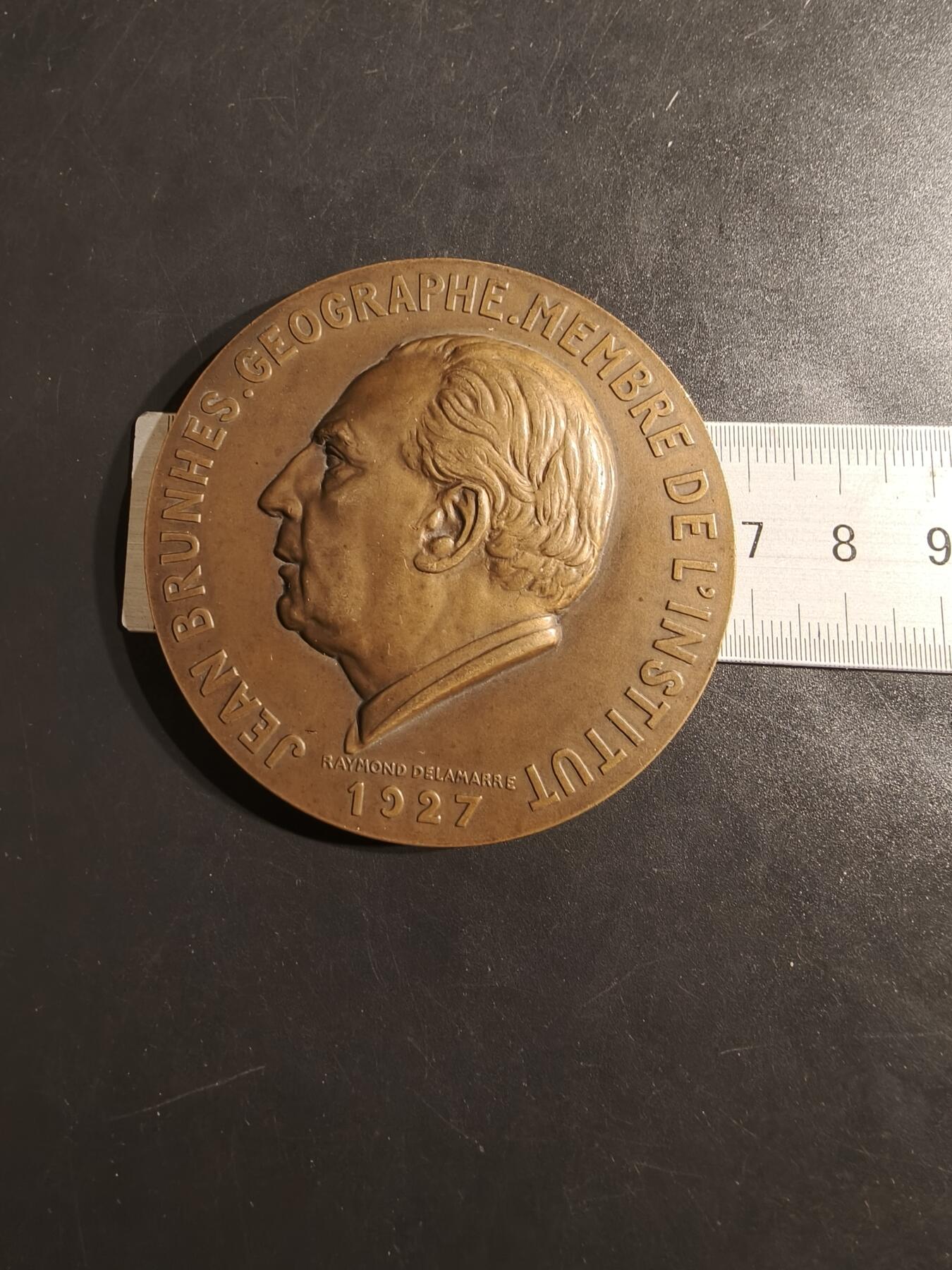 老王徽章第152期 法国地理学家让·布伦大铜章    直径66mm.   重量146.6g.   让·布伦（Jean Brunhes），著名的法国地理学家，也是法兰西学会（Institut de France）的成员。