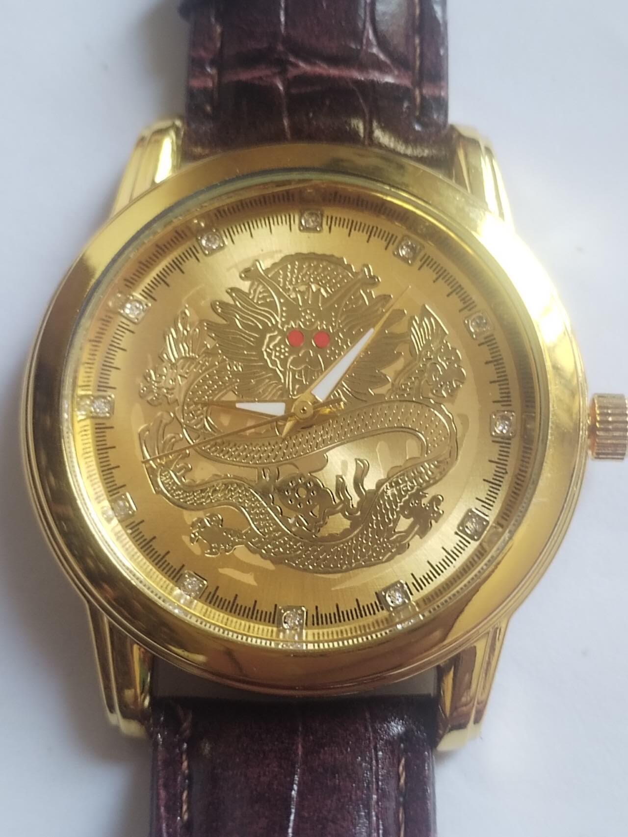 手表 沃凯 金色大表盘商务手表。