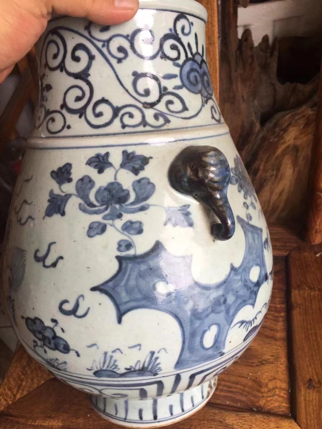 明代青花麒麟象耳尊，完整，画工好，器型漂亮，品相完整，见图示