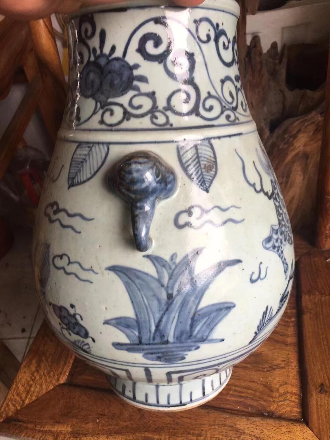 明代青花麒麟象耳尊，完整，画工好，器型漂亮，品相完整，见图示