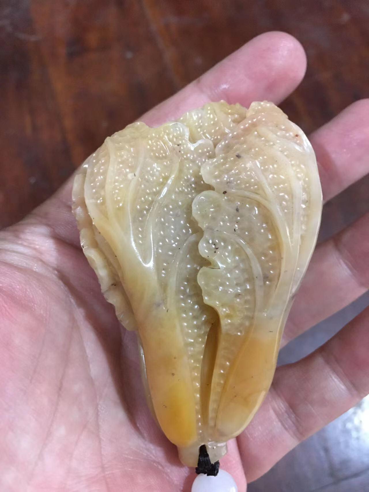 老寿山石白菜手把件，石质好，雕刻漂亮，品相完美，适合佩戴和把玩，见图示