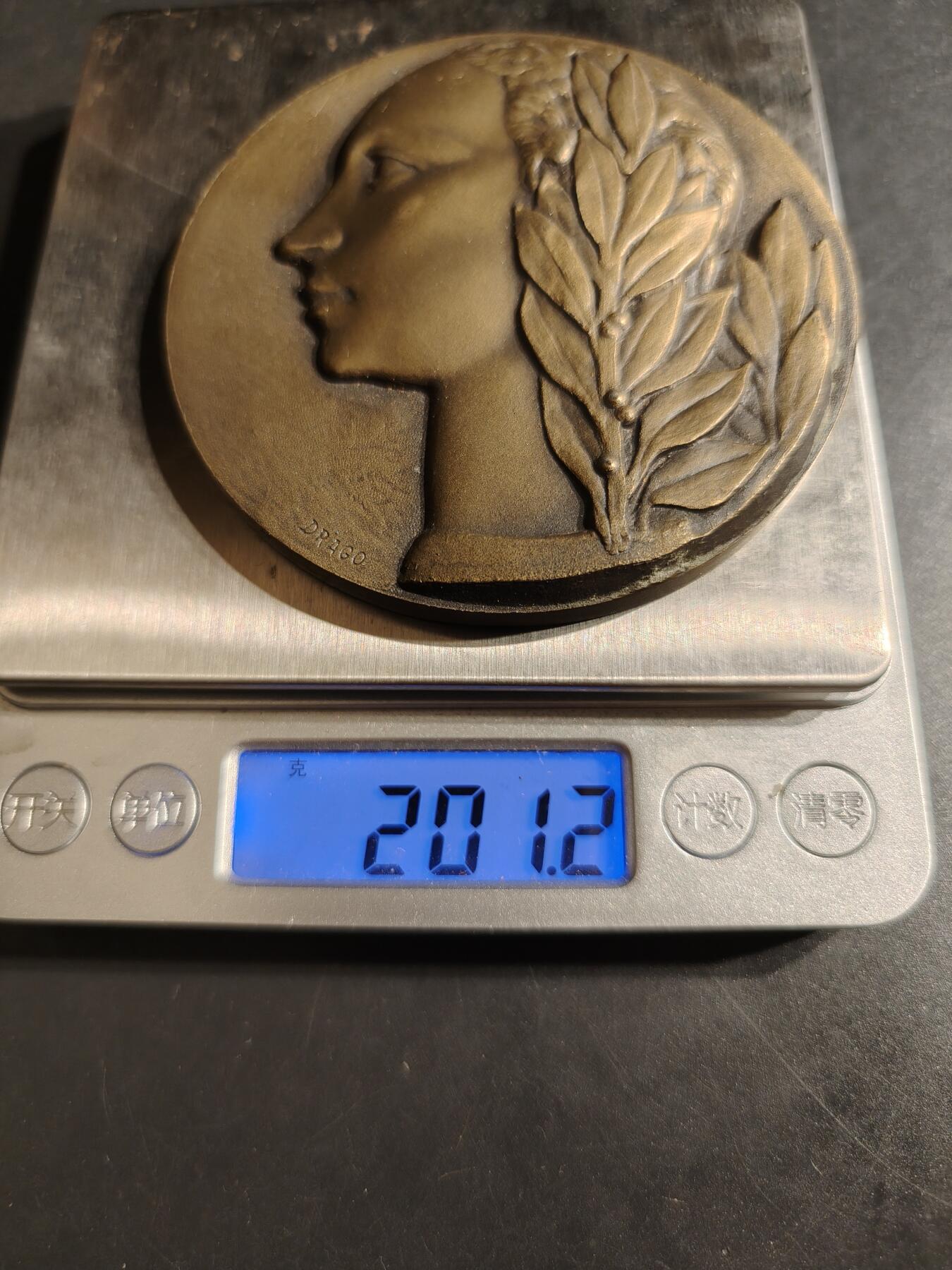 老王徽章第152期 法国女性大铜章     原盒    盒子内部有损     直径80mm.   重量201.2g