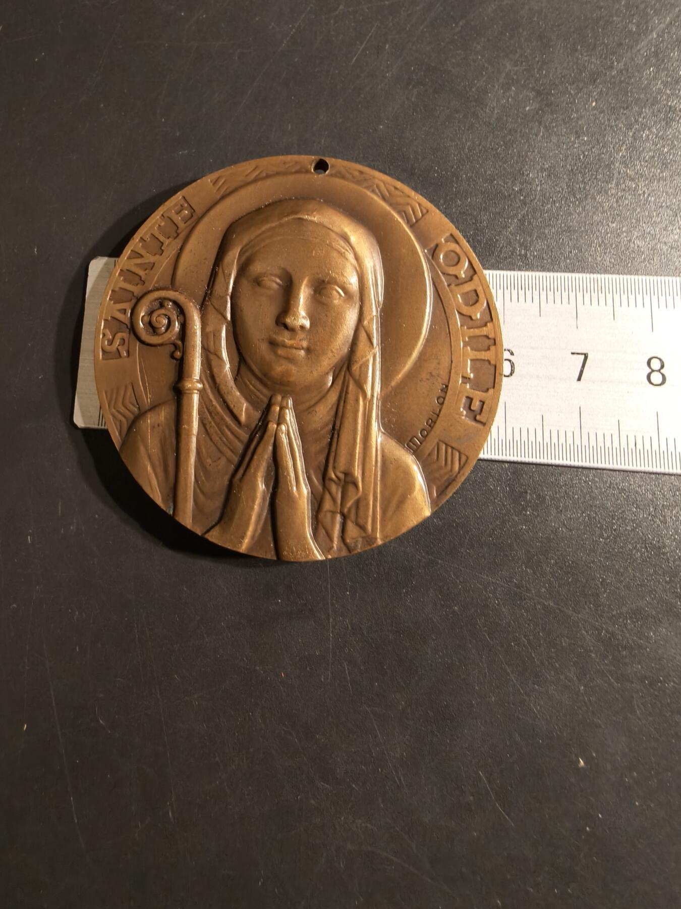 老王徽章第152期 法国天主教会圣奥迪尔大铜章    名家Morlon作品    直径58mm.   重量112.9g