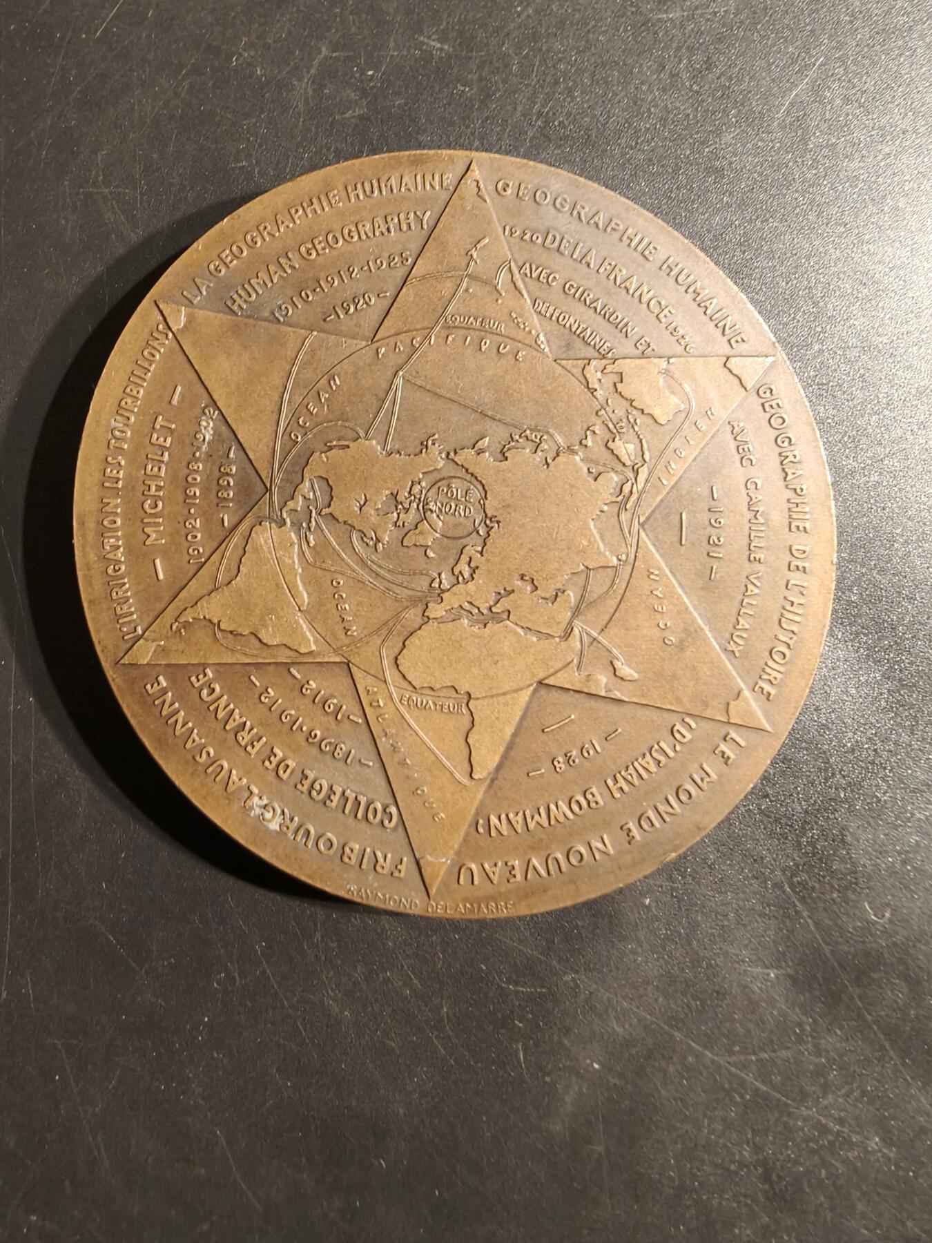 老王徽章第152期 法国地理学家让·布伦大铜章    直径66mm.   重量146.6g.   让·布伦（Jean Brunhes），著名的法国地理学家，也是法兰西学会（Institut de France）的成员。