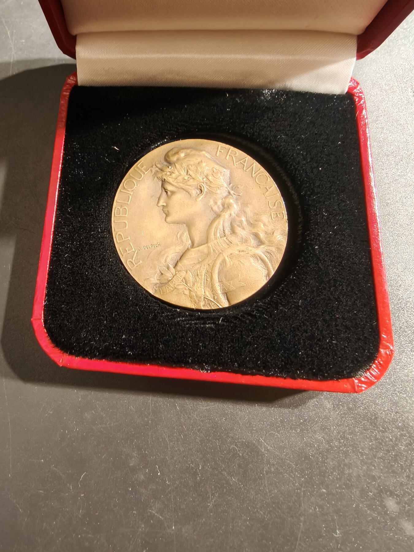 老王徽章第152期 法国玛丽安娜大铜章     带盒子      直径40mm.   重量30g