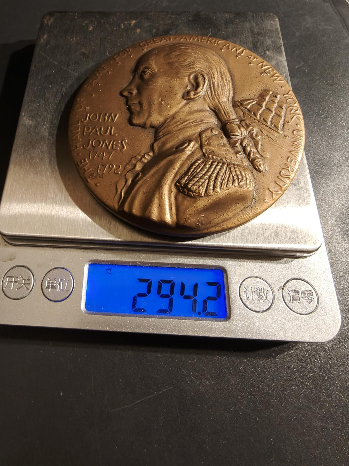 老王徽章第152期 美国海军英雄约翰·保罗·琼斯奖章大铜章    直径75mm.   重量294.2g.    约翰·保罗·琼斯（1747-1792）是美国独立战争时期的海军指挥官，被誉为“美国海军之父”。﻿
