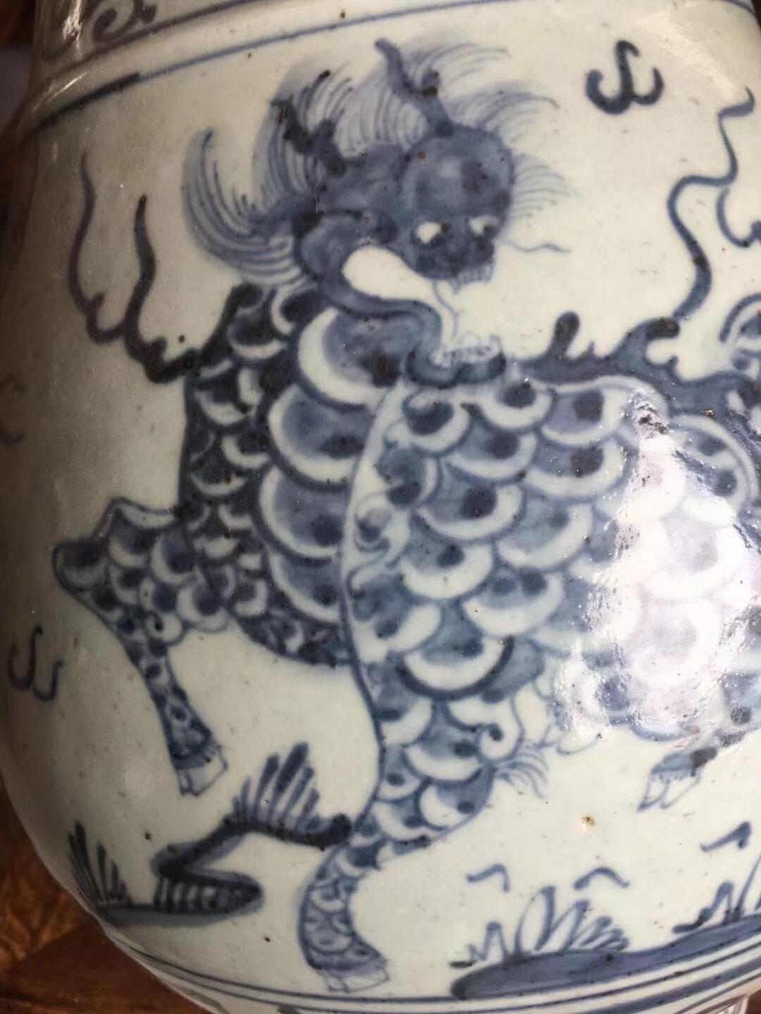明代青花麒麟象耳尊，完整，画工好，器型漂亮，品相完整，见图示