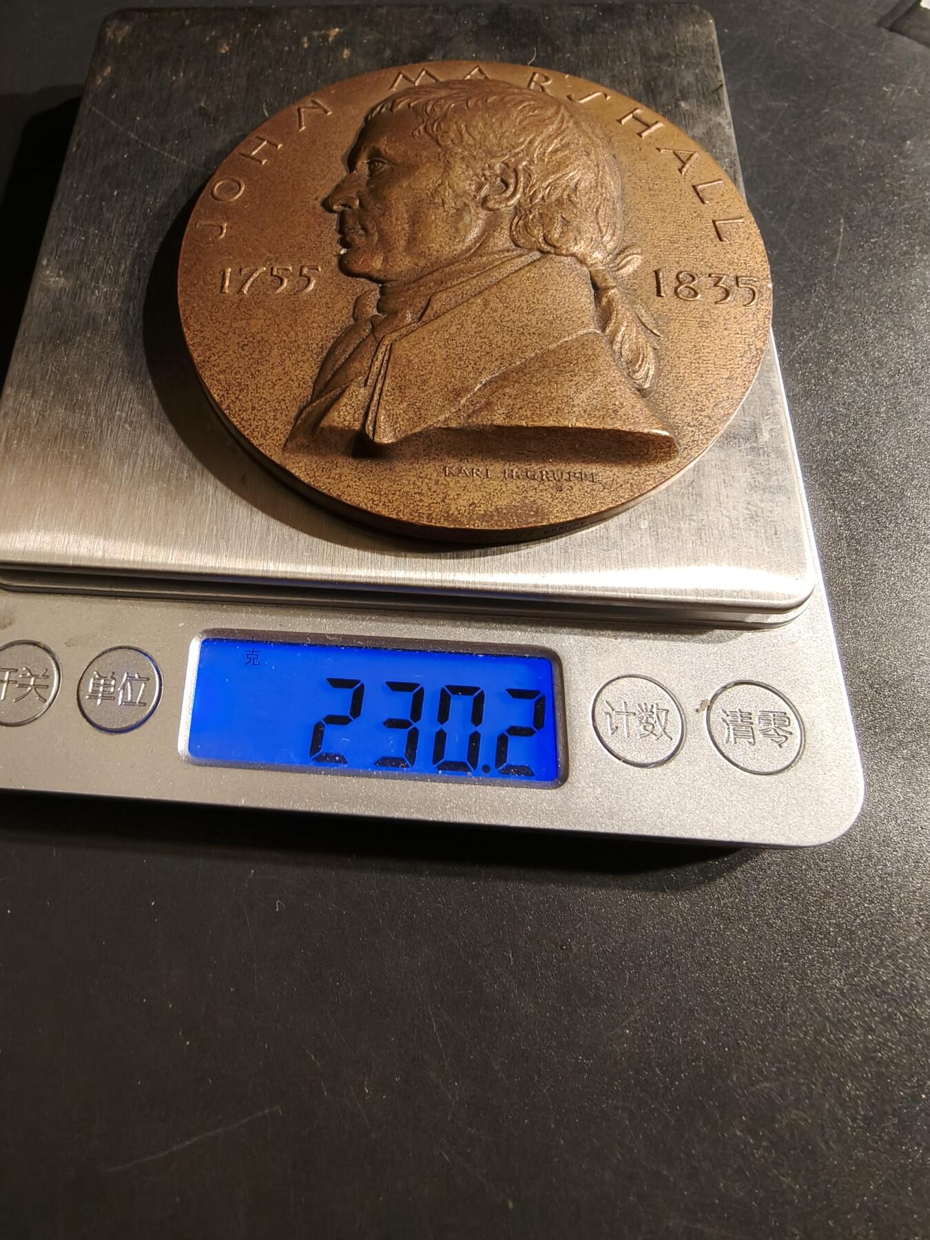 老王徽章第152期 美国第四任大法官约翰·马歇尔大铜章     直径75mm.  重量230g. 约翰·马歇尔（1755-1835）是美国第四任首席大法官，被认为是美国历史上最具影响力的法官之一。    