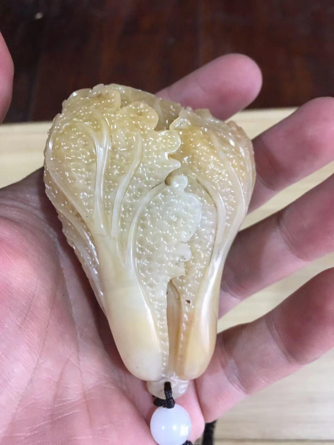 老寿山石白菜手把件，石质好，雕刻漂亮，品相完美，适合佩戴和把玩，见图示