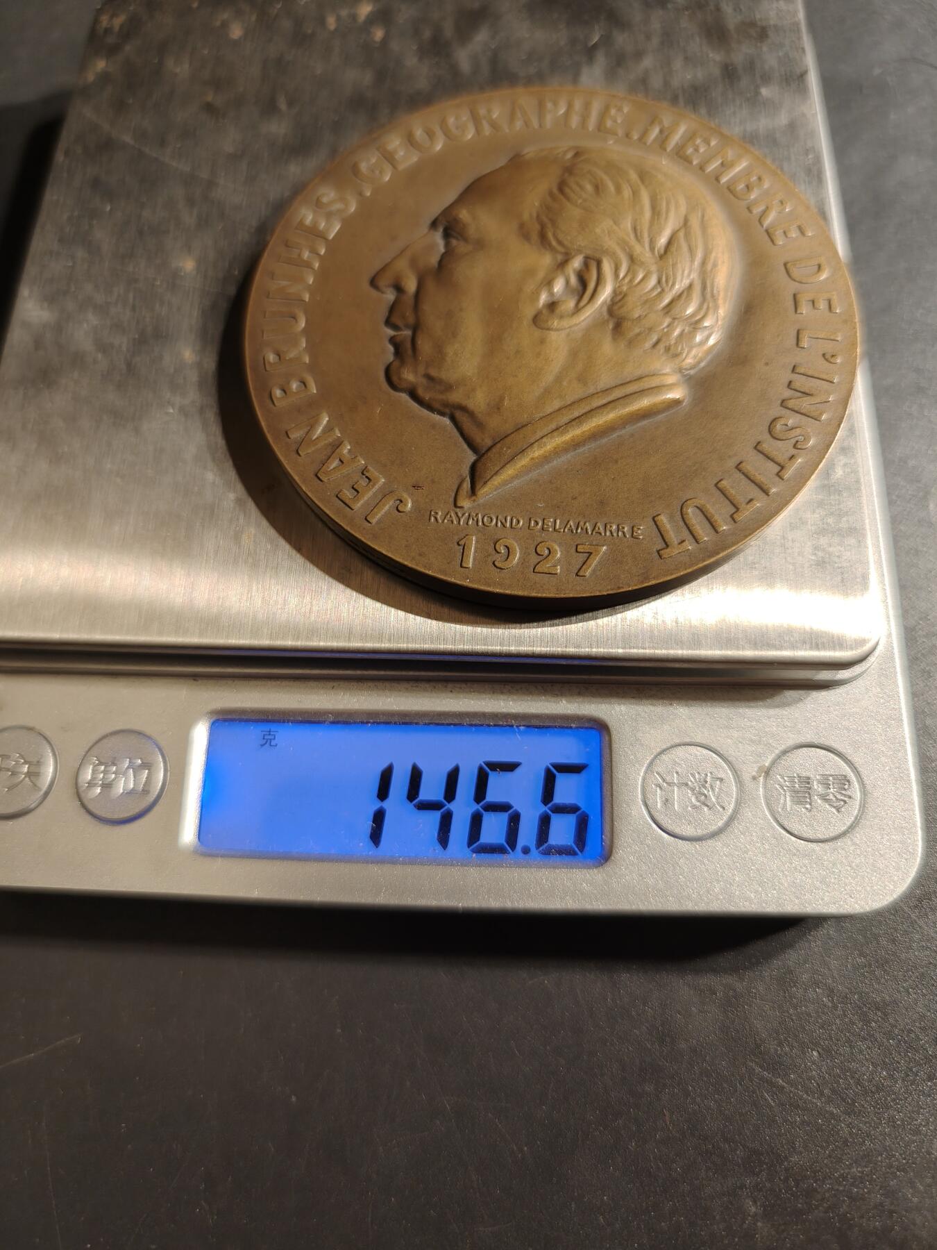老王徽章第152期 法国地理学家让·布伦大铜章    直径66mm.   重量146.6g.   让·布伦（Jean Brunhes），著名的法国地理学家，也是法兰西学会（Institut de France）的成员。