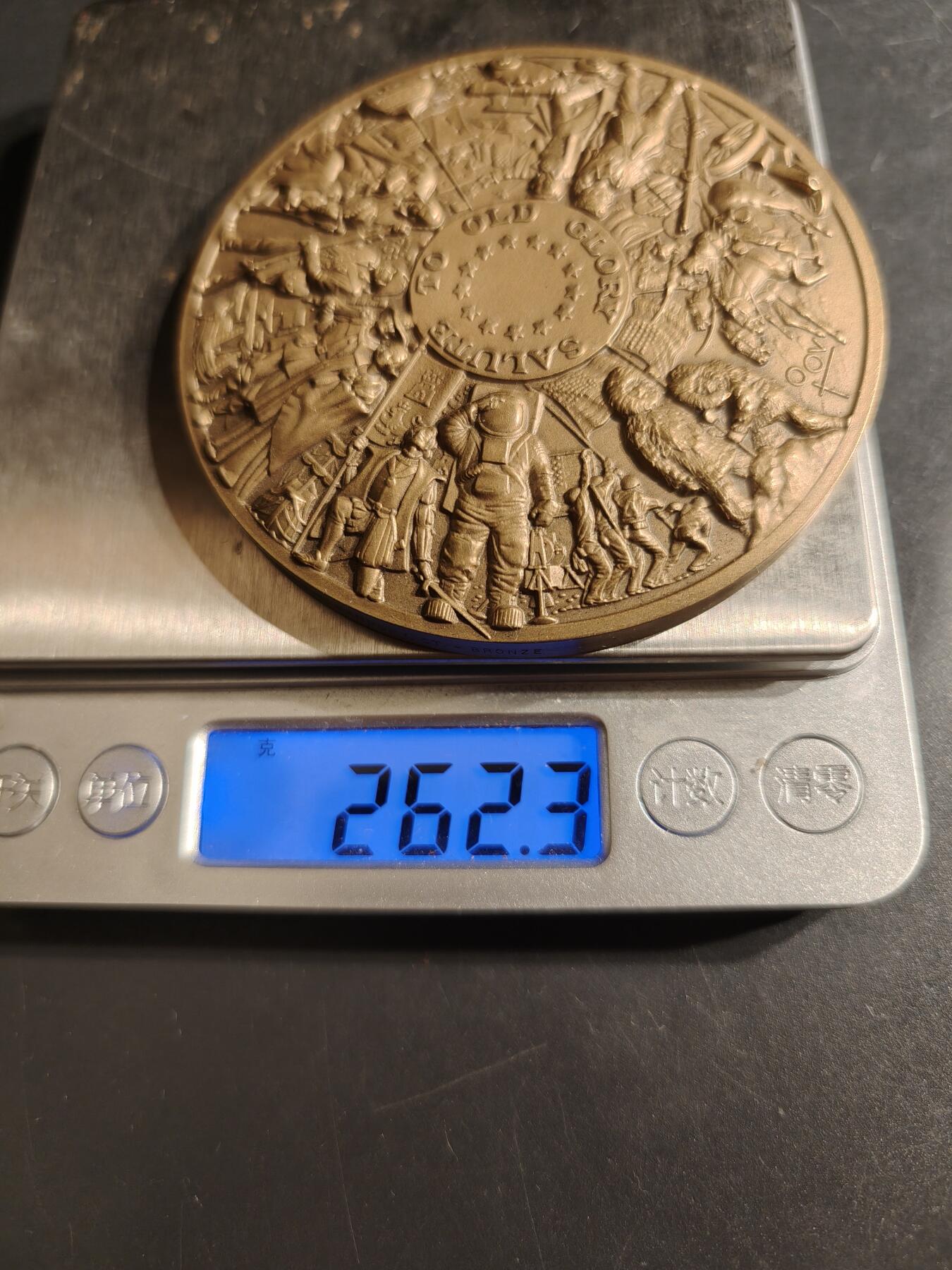 老王徽章第152期 美国“向老兵致敬”主题大铜章     直径75mm.   重量262.3g