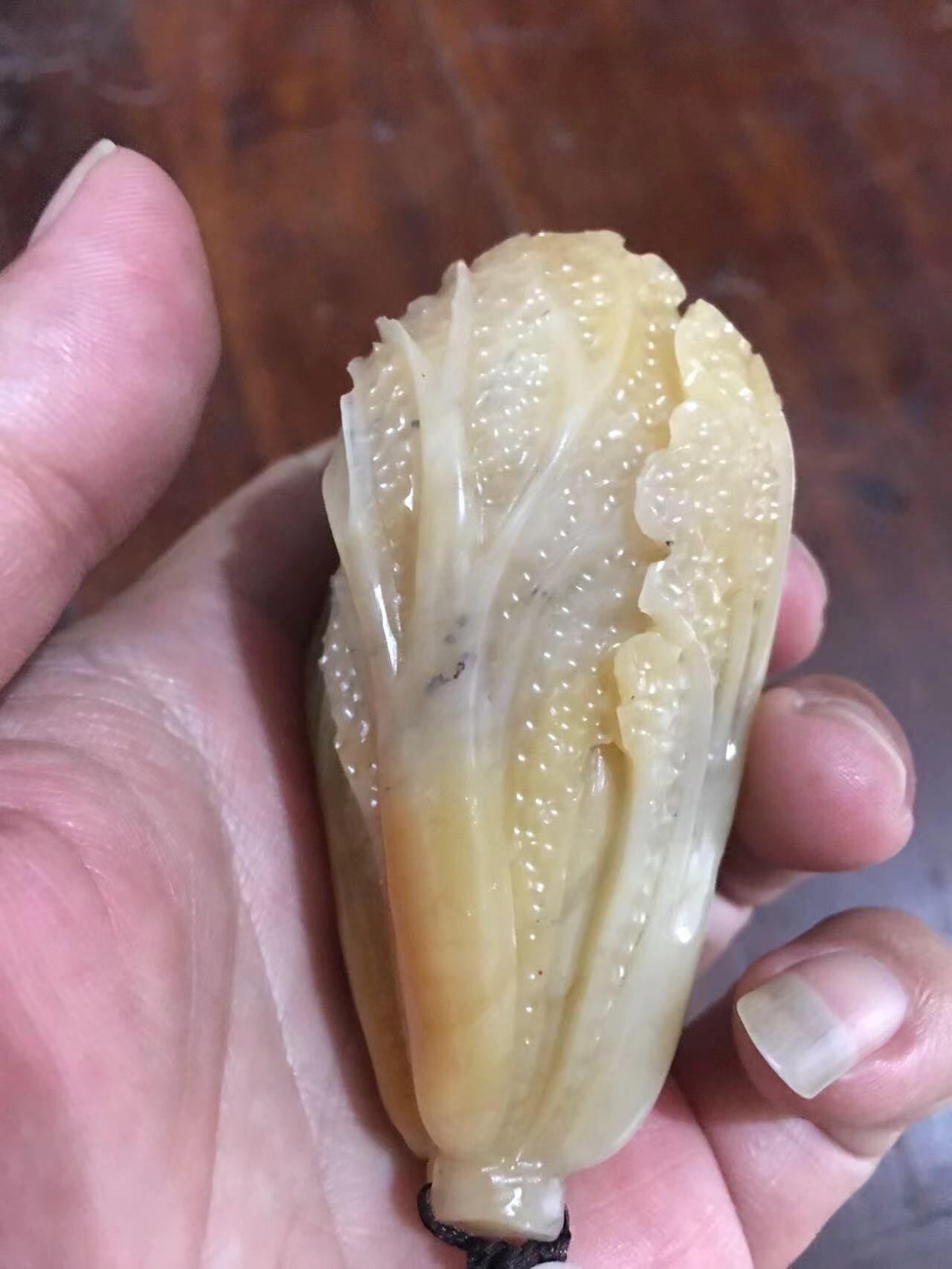 老寿山石白菜手把件，石质好，雕刻漂亮，品相完美，适合佩戴和把玩，见图示