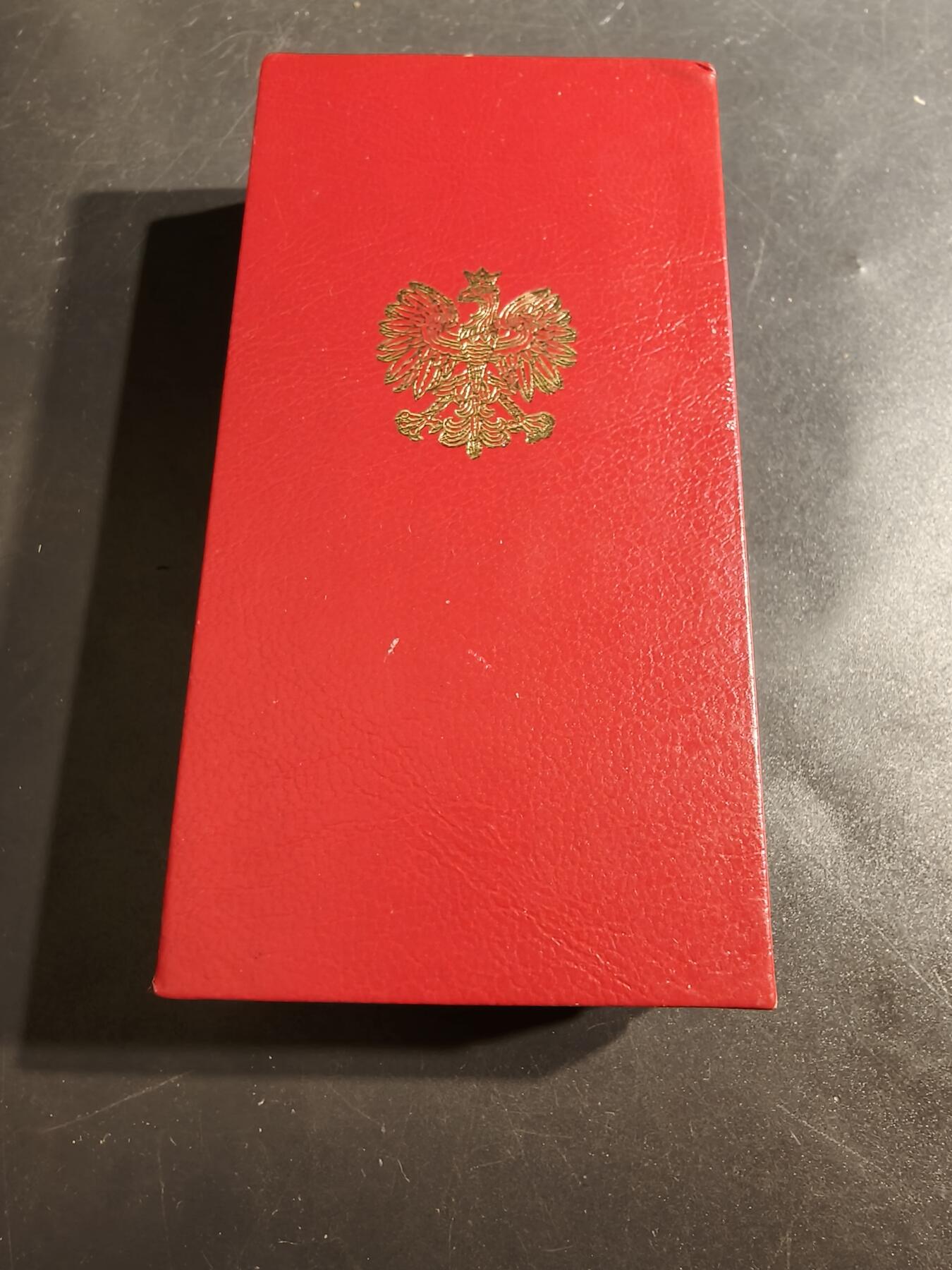 老王徽章第152期 波兰金级劳动红旗勋章    原盒