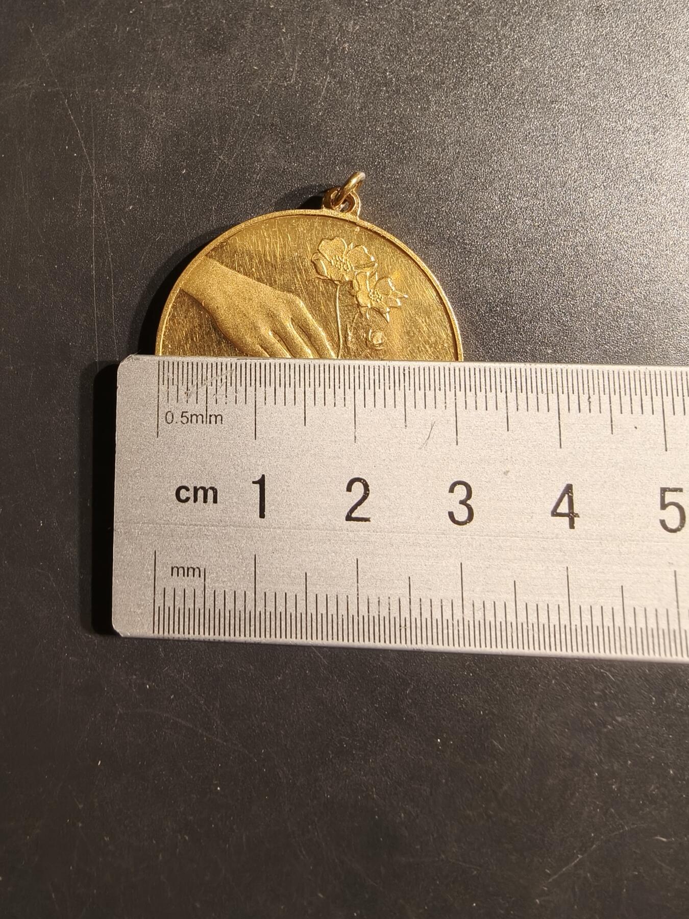 老王徽章第152期 法国1975母亲节纪念章     镀18k金     背面为雨果诗歌啊，母亲的爱，无人能忘却的爱）    直径32mm.   重量14.2g