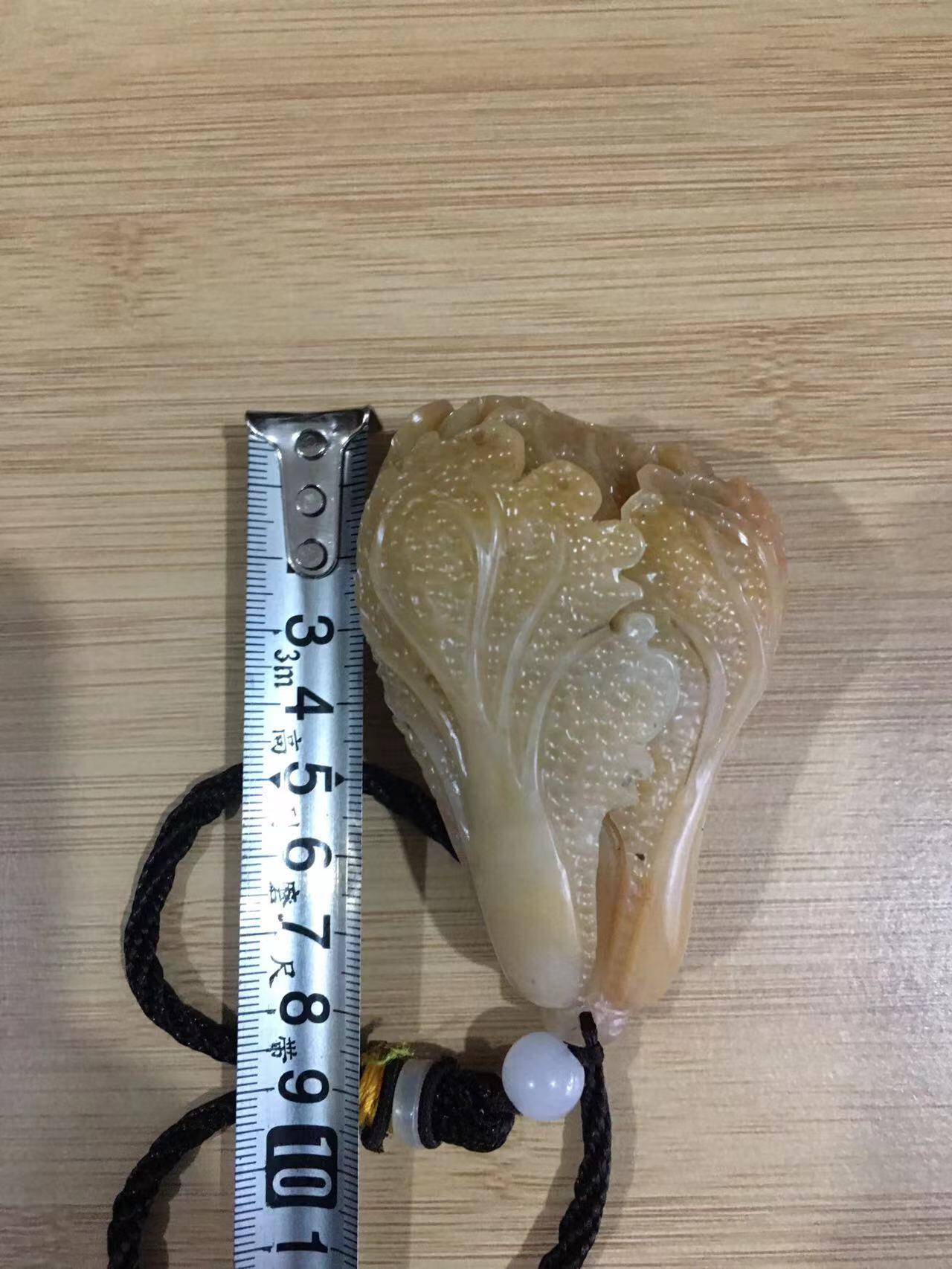 老寿山石白菜手把件，石质好，雕刻漂亮，品相完美，适合佩戴和把玩，见图示