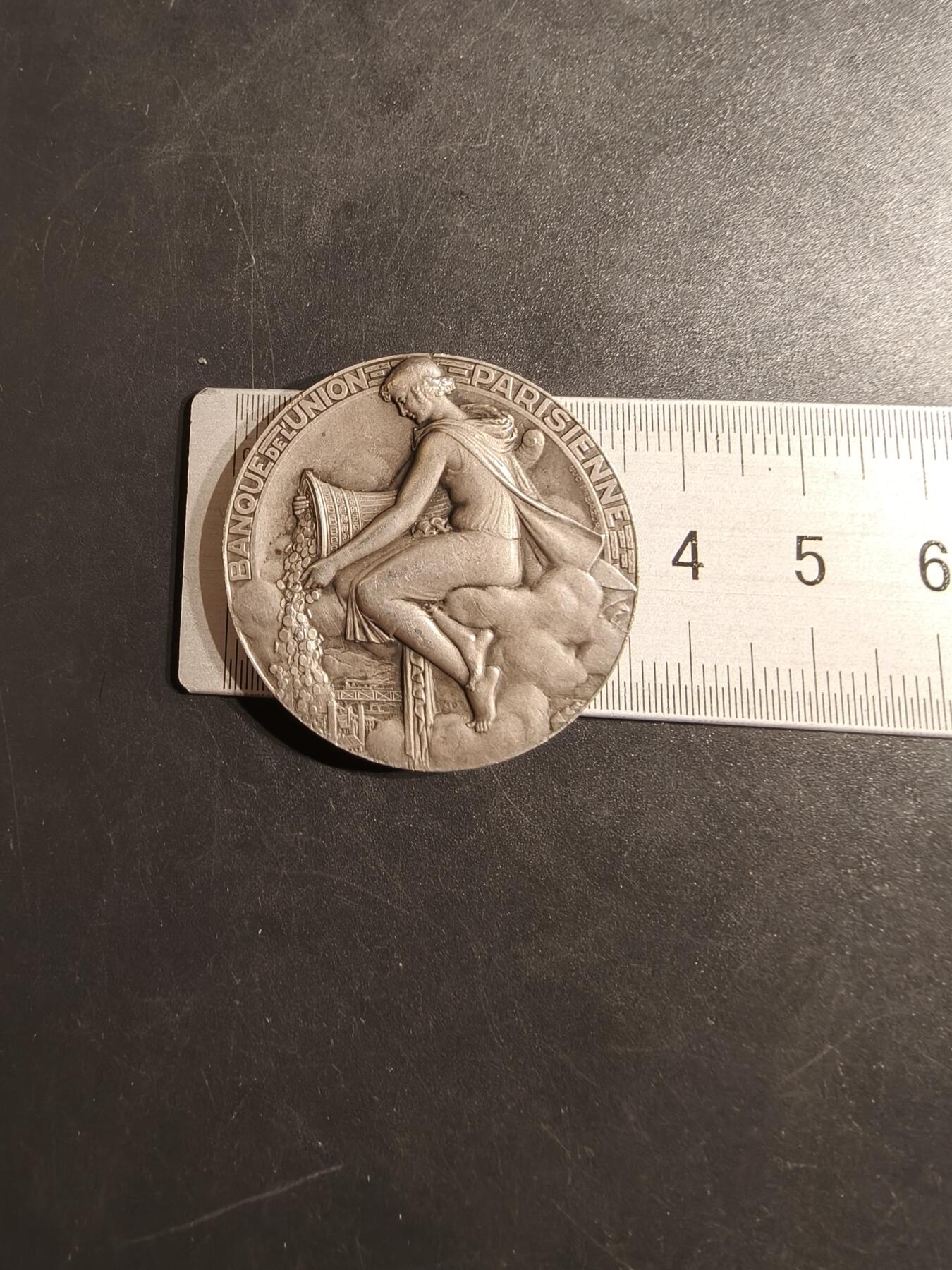 老王徽章第152期 法国巴黎银行业联合会银章    带盒子     直径36mm.    重量22.5g