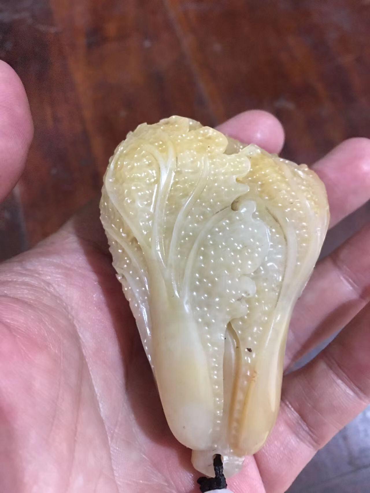老寿山石白菜手把件，石质好，雕刻漂亮，品相完美，适合佩戴和把玩，见图示