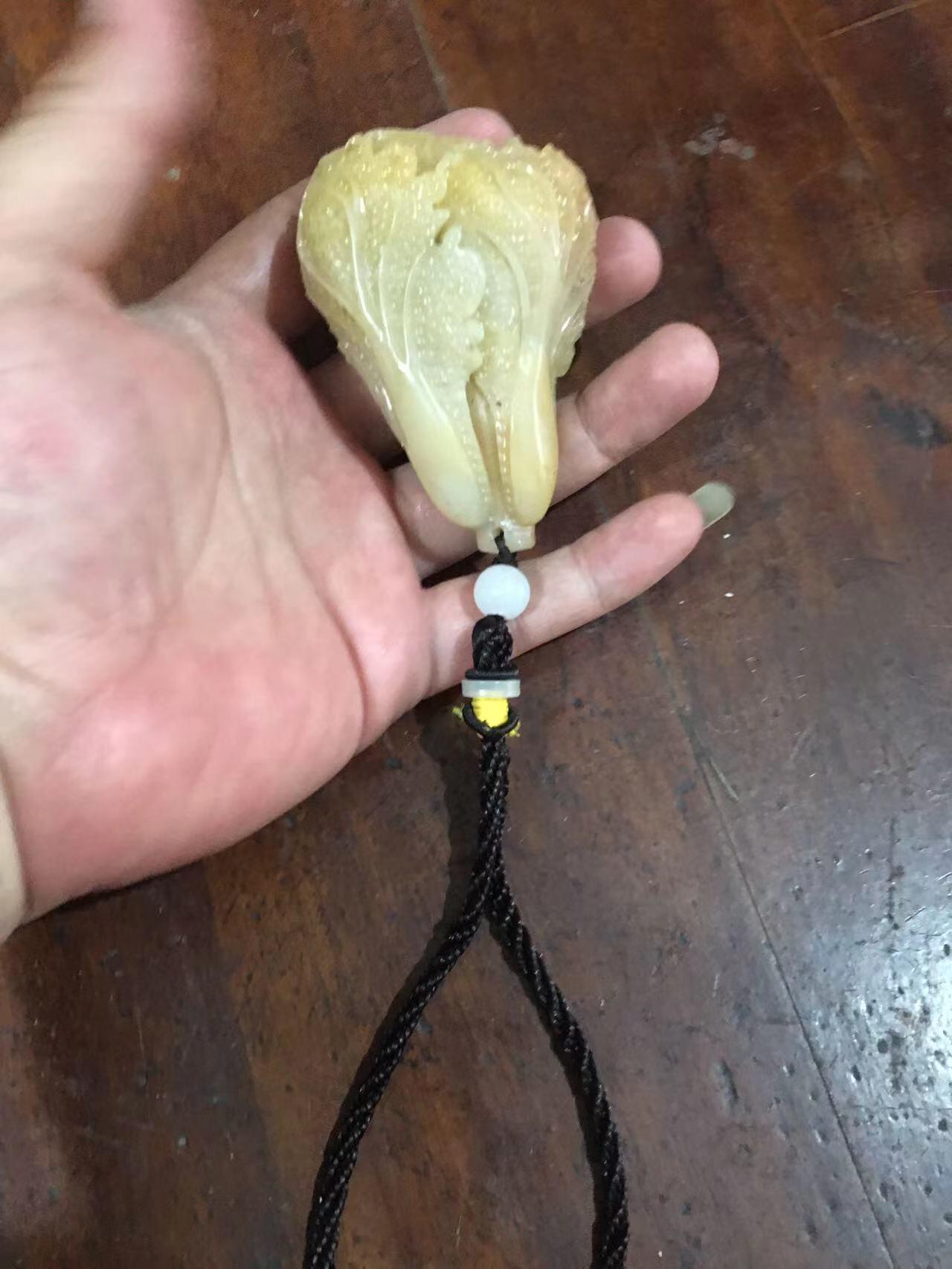 老寿山石白菜手把件，石质好，雕刻漂亮，品相完美，适合佩戴和把玩，见图示