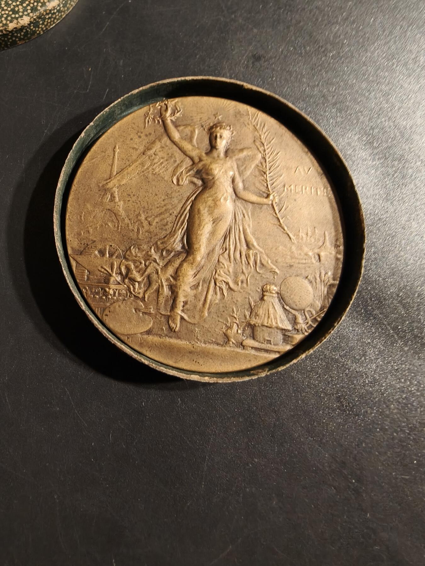 老王徽章第152期 法国卢瓦尔-谢尔省农业协会大铜章     原盒      直径50mm.    重量54.2g