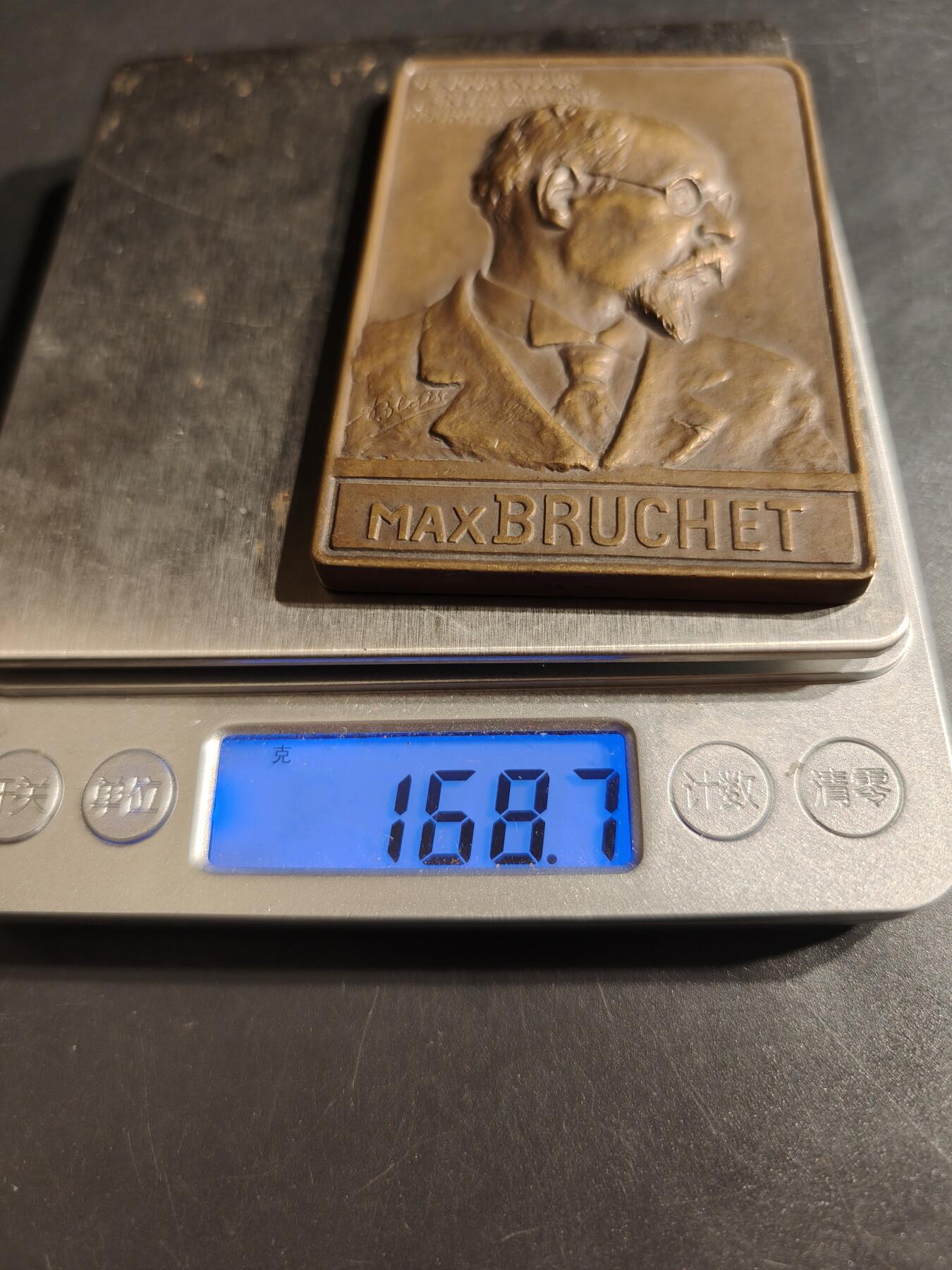 老王徽章第152期 法国马克思·布鲁歇特（著名档案管理员）方形大铜章      尺寸81×53mm.    重量168.7g.     高浮雕