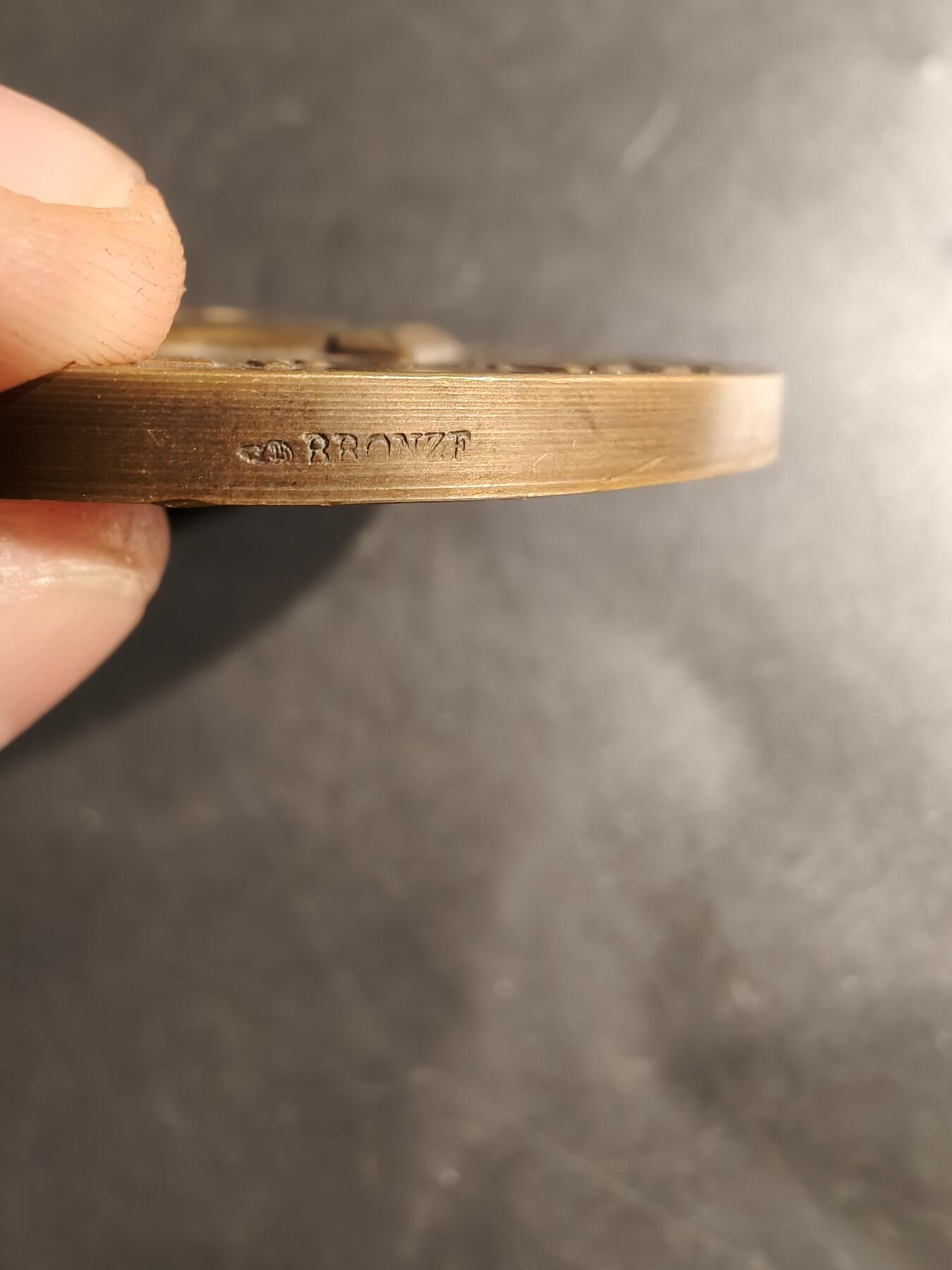 老王徽章第152期 法国地理学家让·布伦大铜章    直径66mm.   重量146.6g.   让·布伦（Jean Brunhes），著名的法国地理学家，也是法兰西学会（Institut de France）的成员。