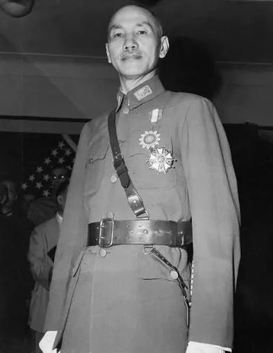 老王徽章第152期 美国大指挥官级功绩军团勋章     早期深色珐琅版本    原盒带略，珐琅略和迷你章    该章为美国外授最高等级勋章    大指挥官级别通常授予盟国三军最高级别统帅及政府首脑等，抗战时期校长层曾获得该级别