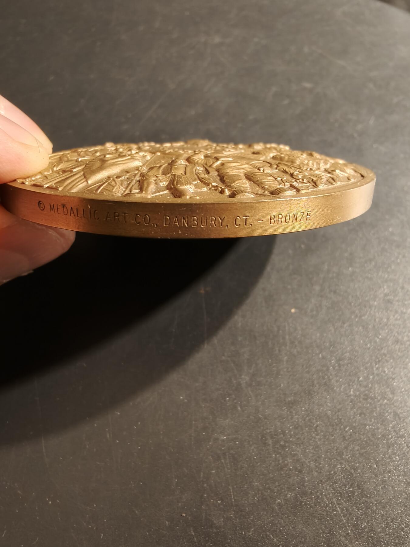 老王徽章第152期 美国“向老兵致敬”主题大铜章     直径75mm.   重量262.3g