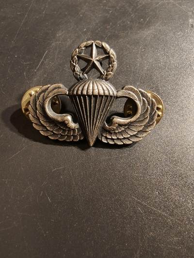 老王徽章第152期 - 美国空降兵高级伞降技能章    925银     高级少见