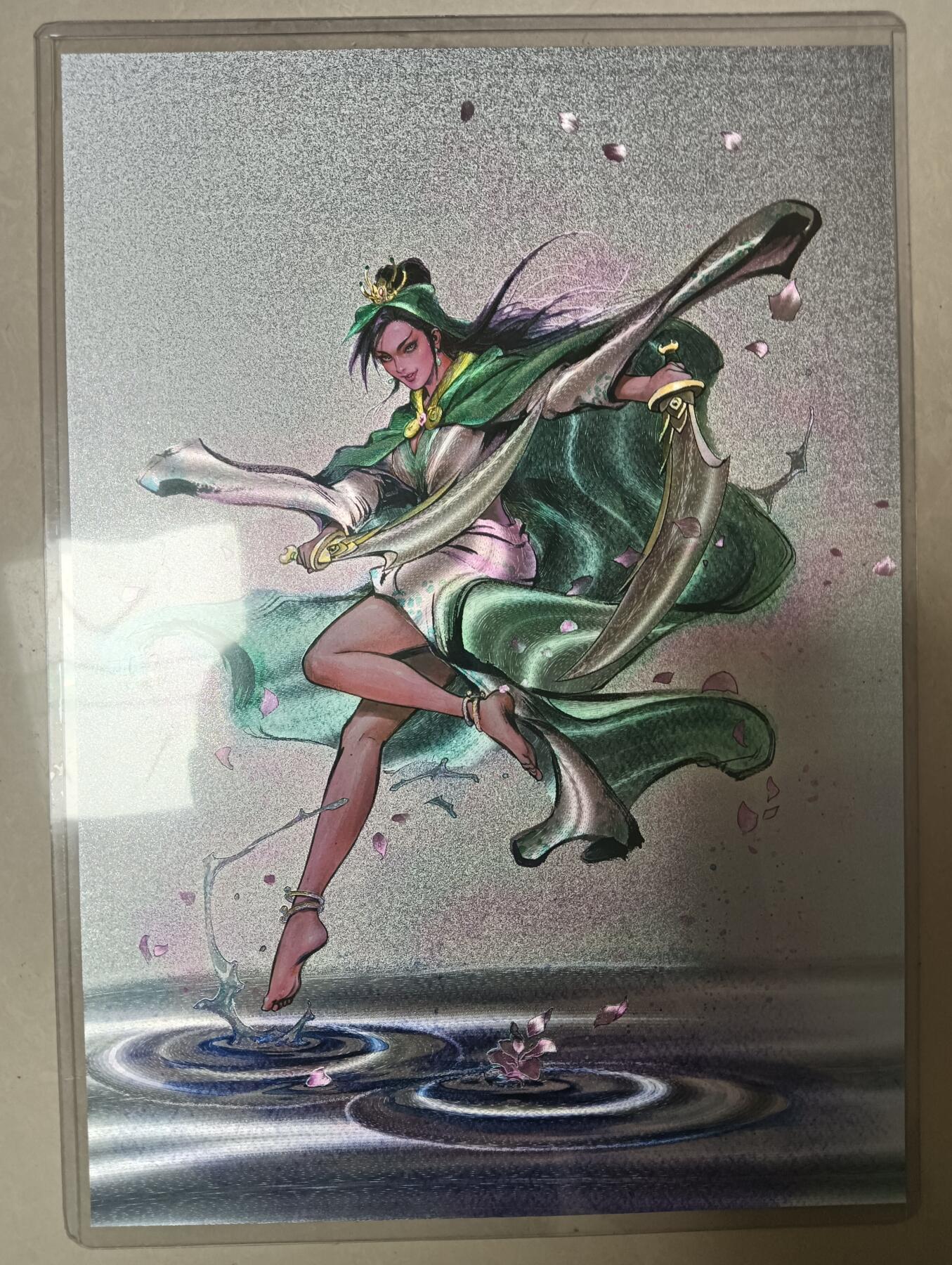 花开卡拍第40期（9月28号周日截拍，品控勿拍!!!拍品不寄存，运费5元，自制卡难免瑕疵，可能存在轻微撞角爆边等出厂瑕疵，品控介意勿拍！） 1、百里 夏伟义港漫水浒 扈三娘A4粗闪限编