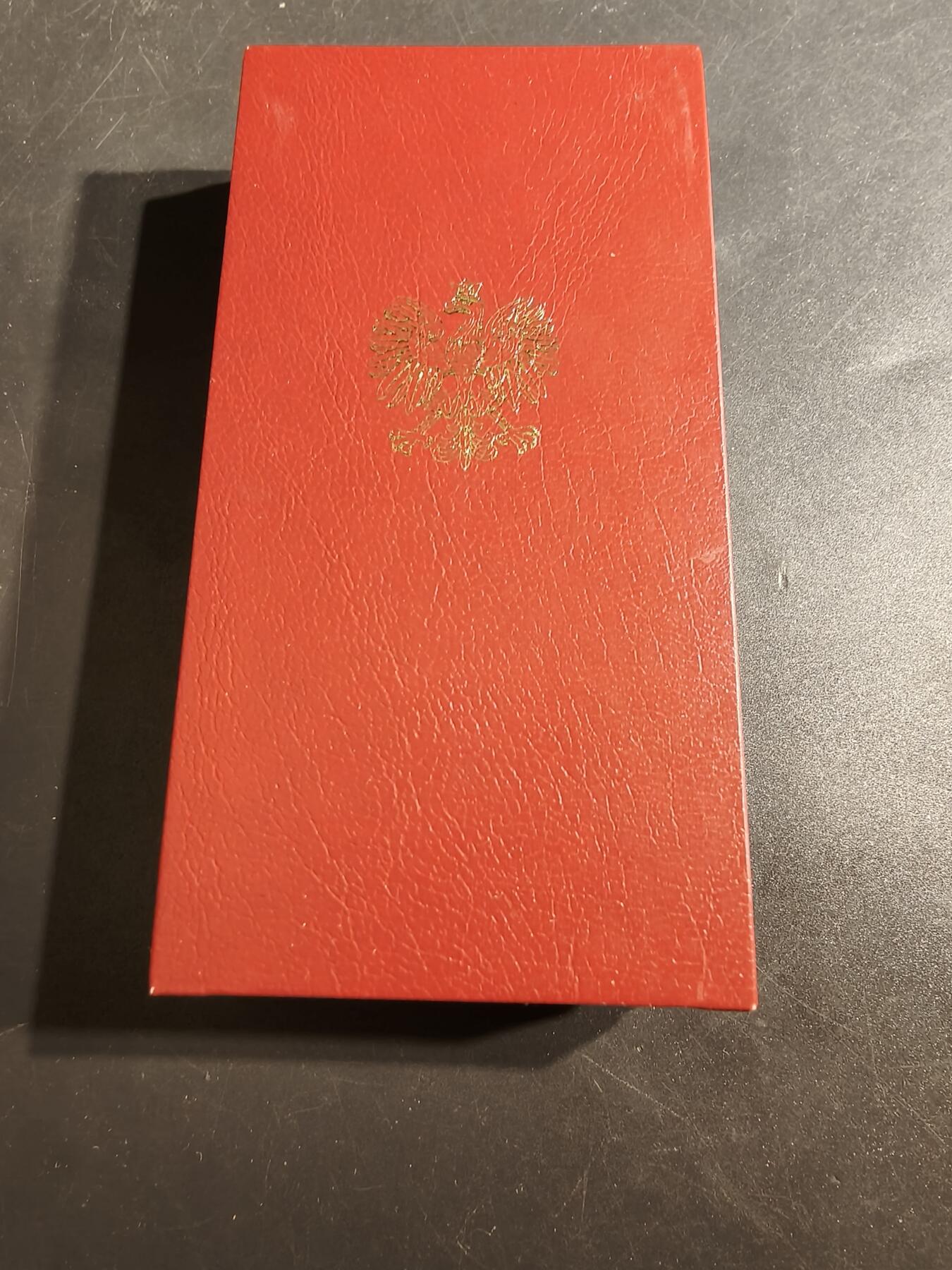 老王徽章第152期 波兰银级劳动红旗勋章     原盒