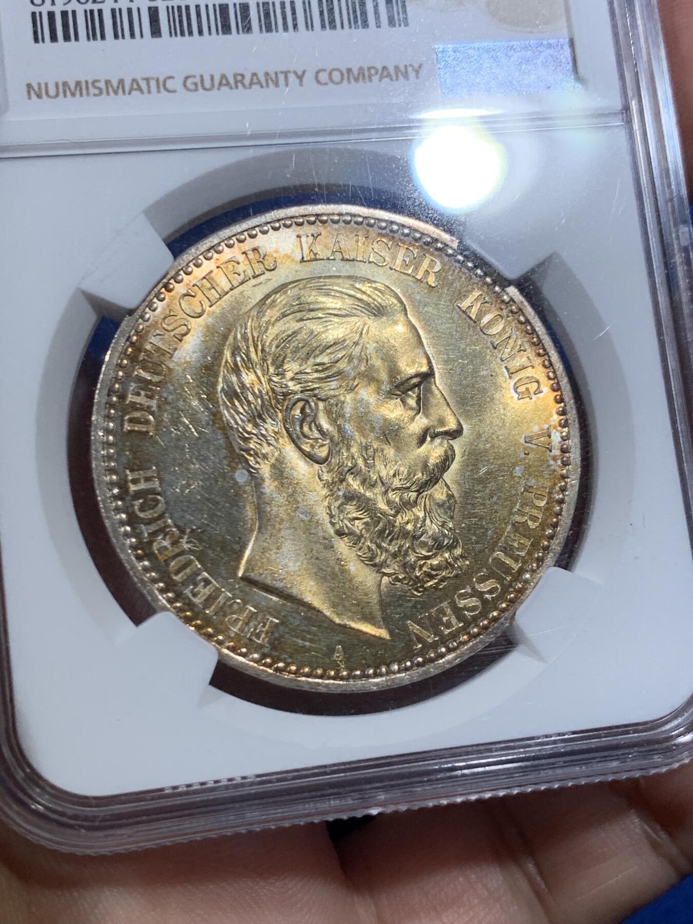 《竞宝斋》第423场 周日，周一，周二  3场连拍 （全场包邮） NGC MS62 德国1888年三皇之年腓特烈三世短翅流通5马克银币 金彩转光