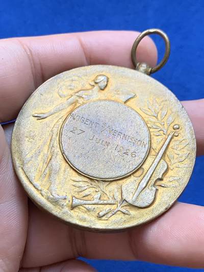 《竞宝斋》第423场 周日，周一，周二  3场连拍 （全场包邮） 1926年法国音乐节镀金铜章 53.9克 49.8mm