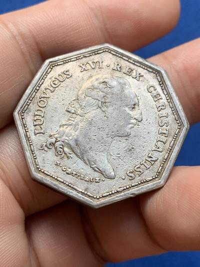 《竞宝斋》第423场 周日，周一，周二  3场连拍 （全场包邮） 法国1775路易十六马赛港口景观八角银章，原铸无边铭，早期八角少见，33.3mm，17.8克