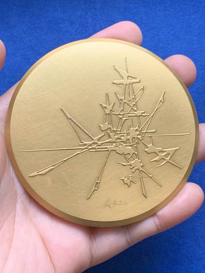 《竞宝斋》第423场 周日，周一，周二  3场连拍 （全场包邮） 名家乔治马蒂厄作【无题】大铜章  乔治马蒂厄 抽象派大师 240.5克 85mm