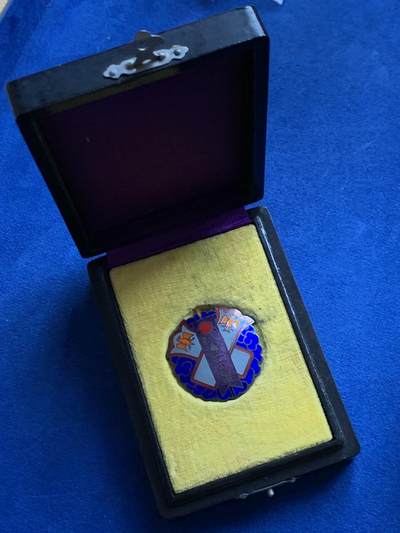 《竞宝斋》第423场 周日，周一，周二  3场连拍 （全场包邮） 纪年二千六百年纪念银制胸章 富国征兵保险相互会社 14.4克 带盒 细节见图