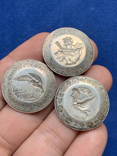 《竞宝斋》第423场 周日，周一，周二  3场连拍 （全场包邮） 三枚一组 法国私人定制鸟类银章 带有80%含银量银标 总重13克 25.8mm