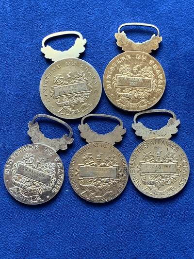 《竞宝斋》第423场 周日，周一，周二  3场连拍 （全场包邮） 五枚一组 法国镀金银质功勋章 总重约61.7克 26.9-29mm