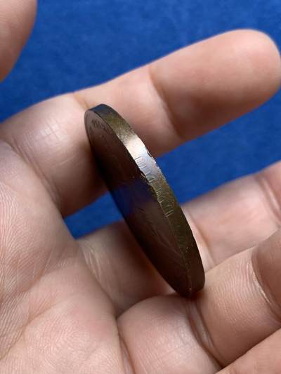 《竞宝斋》第423场 周日，周一，周二  3场连拍 （全场包邮） 德国1913年莱比锡大会战纪念铜章 直径38mm 24.1克 正面拿剑武士象征反法联盟的胜利，背面莱比锡建功碑，该版本少见。表面有油脂的感觉。