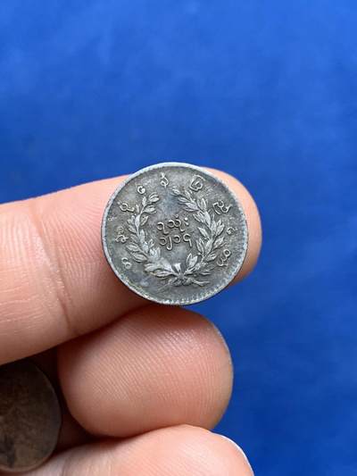 《竞宝斋》第423场 周日，周一，周二  3场连拍 （全场包邮） 两枚一组 缅甸 1852年 孔雀 1/8kyat（1mu），小孔雀比大的更加稀少，其中一枚币坯偏打，细节见图