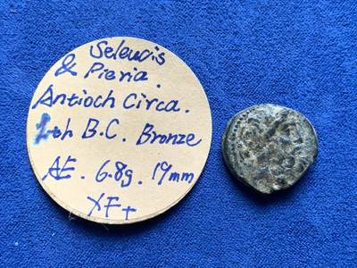 《竞宝斋》第423场 周日，周一，周二  3场连拍 （全场包邮） 古希腊塞琉古王朝宙斯铜币 ，公元前一世纪皮埃里亚安条克城地区打制，正面：宙斯头像，背面：宙斯手托胜利女神奈基座像。数据约：18.2毫米，6.8克。状态如图，难得未清洗，底板光洁，细节很好，有较大清理空间。