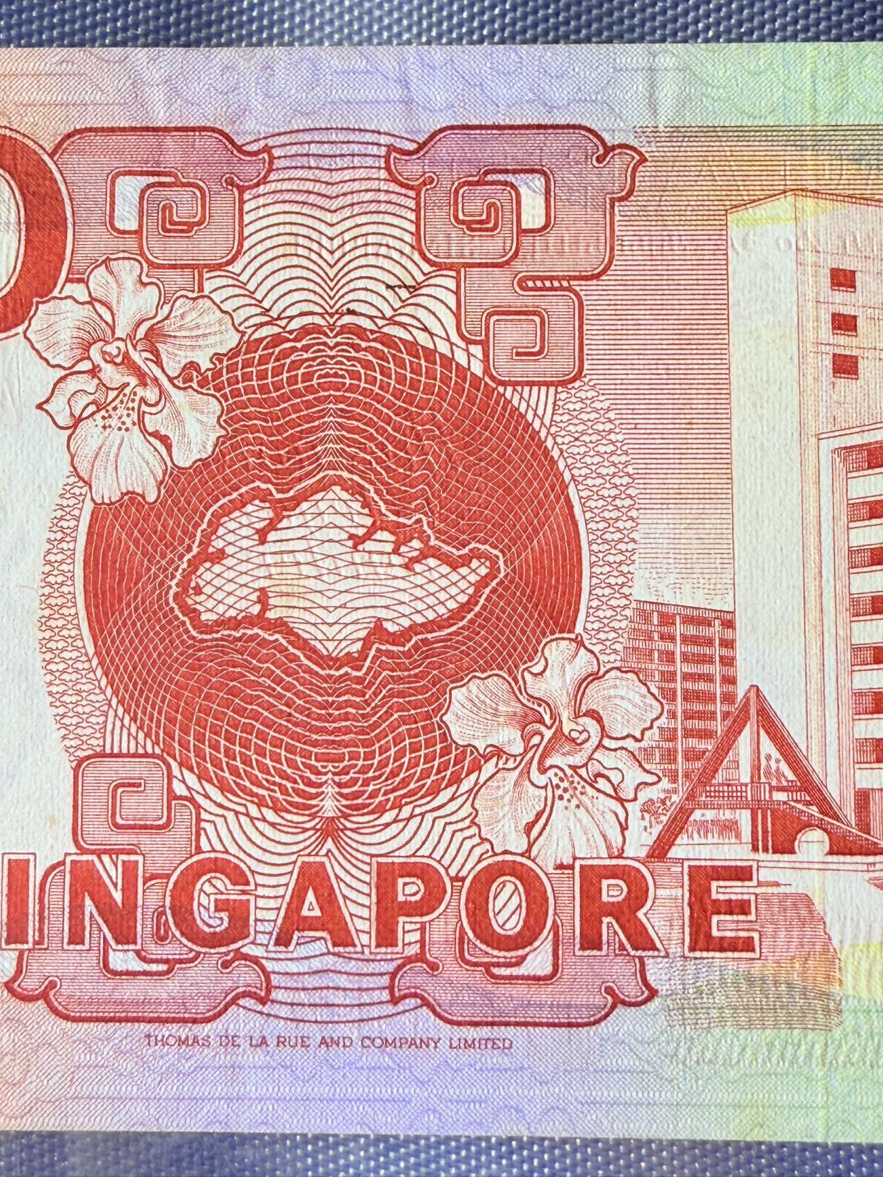 《外钞收藏家》第五百七十一期（国庆场第二场）（本平台长期征集拍品、欢迎藏友们联系合作） 新加坡1988年10元船版纸币，超级靓号 288888，非常少见的靓号！正面是帕拉里号帆船图案，背面是公共住房建筑。品相九品，右下角有折，右边水印有黄点。